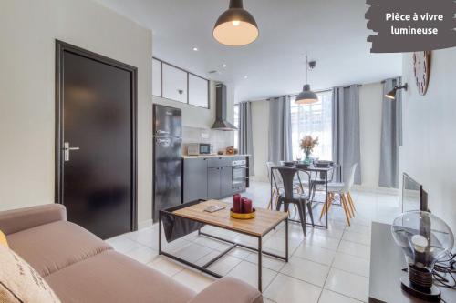 un salon avec un canapé et une table dans l'établissement La Fabrique - Spacieux - Calme - Confort, à Douai