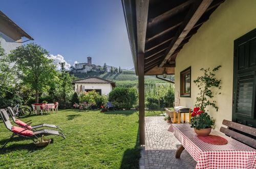 Un jardín fuera de Casa Vacanze Piè di Castello