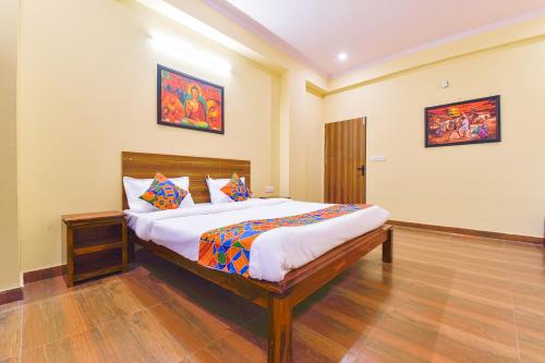 Postel nebo postele na pokoji v ubytování FabHotel Golden Manor Inn