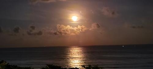 a sunset over the ocean with the sun in the sky at La View 麗晨 Homestay in Manzhou