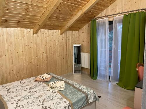 Ένα ή περισσότερα κρεβάτια σε δωμάτιο στο Vela's Cabin