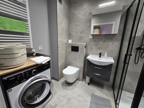 Bilik mandi di Prywatny Parking Cozy Place by Rentoom