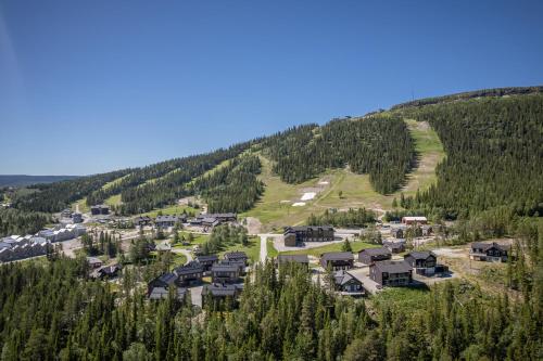 an aerial view of a village in a mountain at Parkstigens Fjällby - Kåvan in Funäsdalen