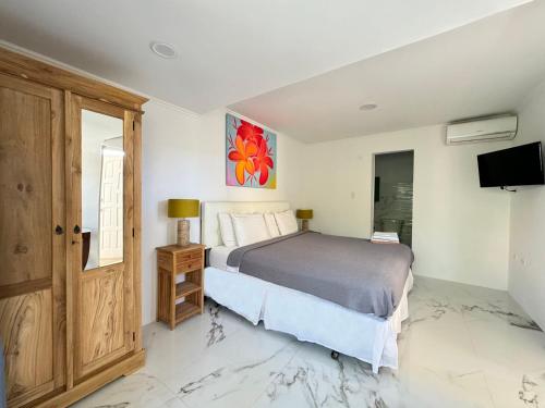 Casalina Garden 2 blocks to Palm Beach & Kitesurfing schoolにあるベッド