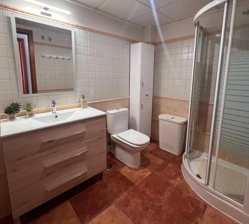łazienka z toaletą, umywalką i prysznicem w obiekcie Cariqui, Bonita y cerca del Mar w mieście Cartagena