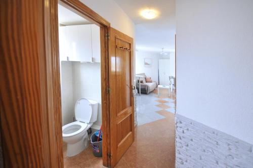 ein Bad mit WC in einem Zimmer in der Unterkunft Apartamento Adan in Playa Honda