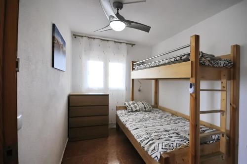 ein Schlafzimmer mit einem Etagenbett und einer Leiter in der Unterkunft Apartamento Adan in Playa Honda