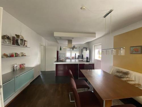 a kitchen and dining room with a table and chairs at Haus mit Garten und 2 Schlafzimmern in Neumarkt in der Oberpfalz