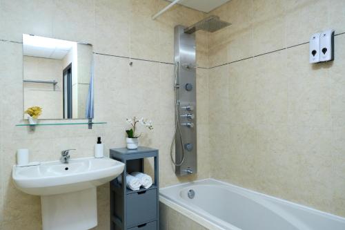 a bathroom with a sink and a toilet and a tub at Habitaciones pensadas para ti in Fuengirola