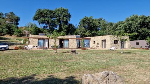 a stone house in the middle of a yard at Agriturismo Affaccio su Orvieto in Orvieto