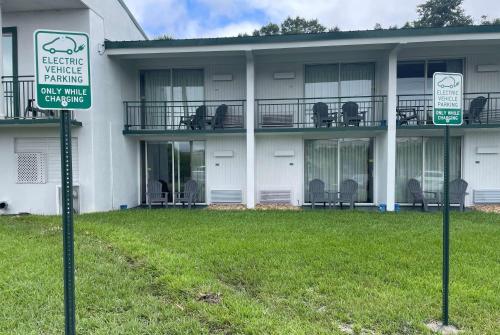 a building with a parking sign in front of it at Travelodge by Wyndham Lakeland in Lakeland