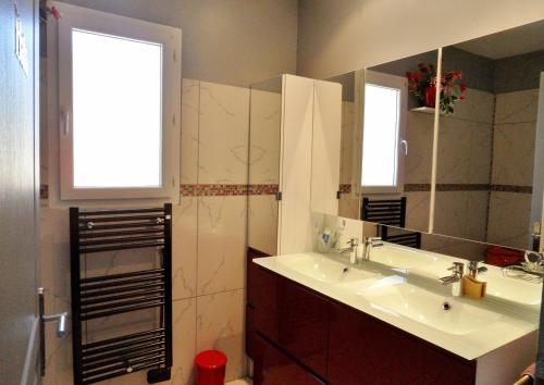 a bathroom with a sink and a mirror at Villa Confina in Villanova