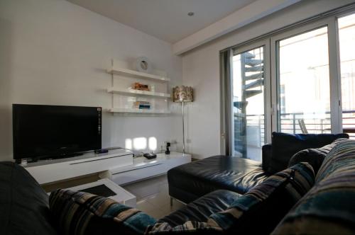 TV at/o entertainment center sa Old Mint Penthouse