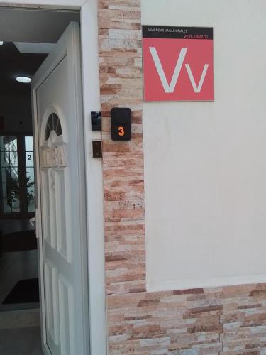 a sign on a wall next to a door at Alba 2 apartamento y Alba 3 habitación con baño in Puerto del Rosario