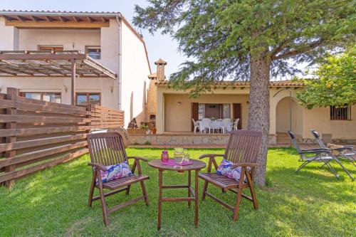 un tavolo e sedie nel cortile di una casa di Apart-rent Casa con jardín Pani 0081 a Empuriabrava