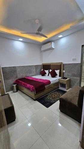 a bedroom with a large bed in a room at Hotel Sheeri Inn in Faizābād