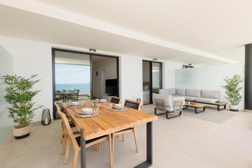 Modern apartment with a large private terrace, pool, sauna, gym, and sea views in Fuengirola