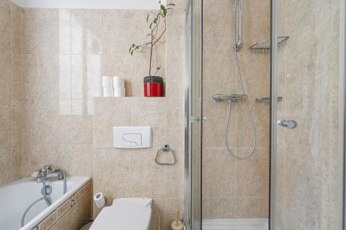 une salle de bain avec une douche avec des toilettes et un lavabo dans l'établissement Veeve - Gardenside Glamour, à Paris