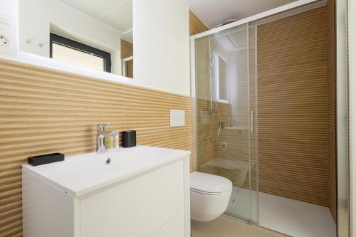 Modern apartment with a large private terrace, pool, sauna, gym, and sea views in Fuengirola