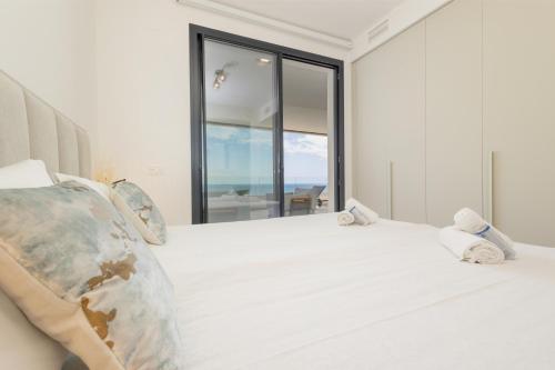 Modern apartment with a large private terrace, pool, sauna, gym, and sea views in Fuengirola