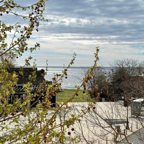une vue sur l'océan depuis une maison dans l'établissement Une nuit sous la voute, à Bastia