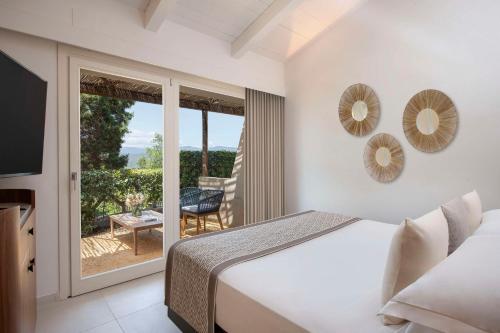 Postel nebo postele na pokoji v ubytování Baia Di Chia Resort Sardinia, Curio Collection By Hilton
