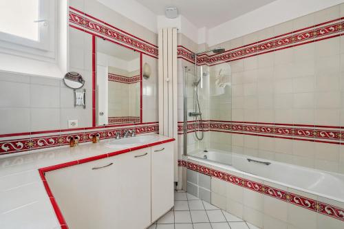 une salle de bain avec une baignoire et un lavabo dans l'établissement Veeve - The Spiral Centrepiece, à Paris
