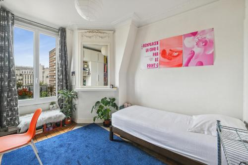 une chambre avec un lit et une fenêtre dans l'établissement Veeve - The Spiral Centrepiece, à Paris