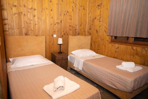 Postel nebo postele na pokoji v ubytování EVIA FOREST VILLAGE