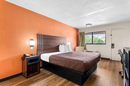 Postel nebo postele na pokoji v ubytování Econo Lodge Charlotte Airport
