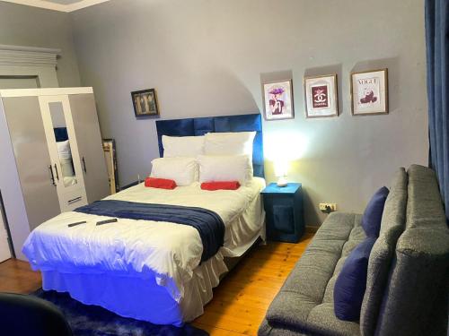 Een bed of bedden in een kamer bij Rose-Lee Cottage