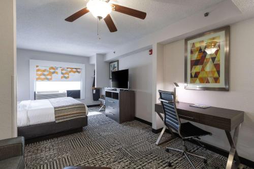 TV a/nebo společenská místnost v ubytování Country Inn & Suites by Radisson, Lake Norman Huntersville, NC