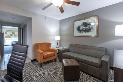 Posezení v ubytování Country Inn & Suites by Radisson, Lake Norman Huntersville, NC