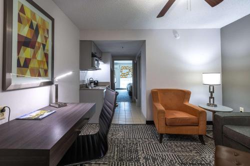 Posezení v ubytování Country Inn & Suites by Radisson, Lake Norman Huntersville, NC