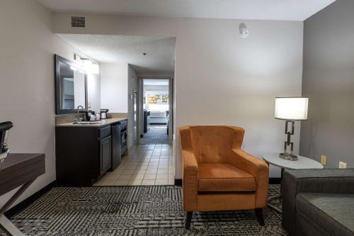 Posezení v ubytování Country Inn & Suites by Radisson, Lake Norman Huntersville, NC