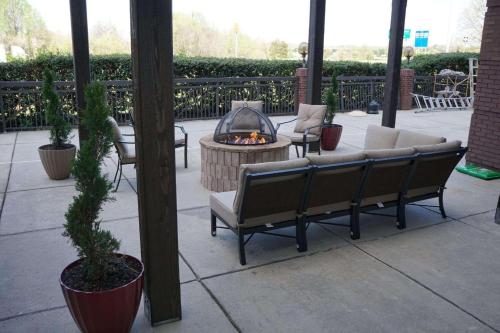 Posezení v ubytování Country Inn & Suites by Radisson, Lake Norman Huntersville, NC
