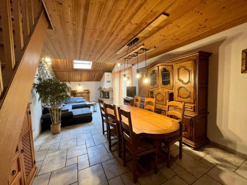 une cuisine et une salle à manger avec une table et des chaises en bois dans l'établissement Appartement 14 personnes avec balcon et terrasse au cœur de Val Cenis Lanslebourg, proche commerces - FR-1-508-258, à Val Cenis