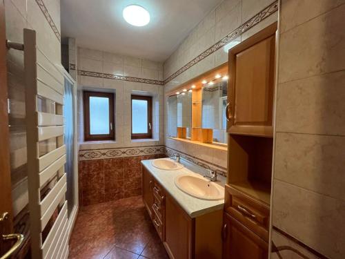 une salle de bain avec un lavabo et un miroir dans l'établissement Appartement 14 personnes avec balcon et terrasse au cœur de Val Cenis Lanslebourg, proche commerces - FR-1-508-258, à Val Cenis