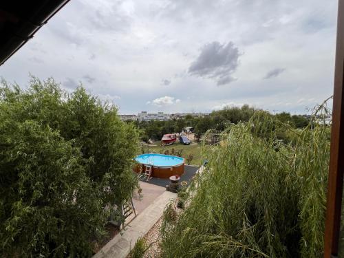 an overhead view of a swimming pool and trees at Casa Vera, Tudor Vladimirescu in Tulcea