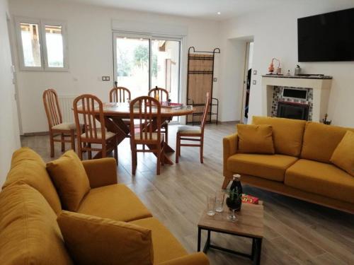 un salon avec un canapé et une table dans l'établissement Gîte cosy avec jardin, terrasse et parking entre Châteaux de la Loire et ZooParc de Beauval - FR-1-491-350, à Thenay
