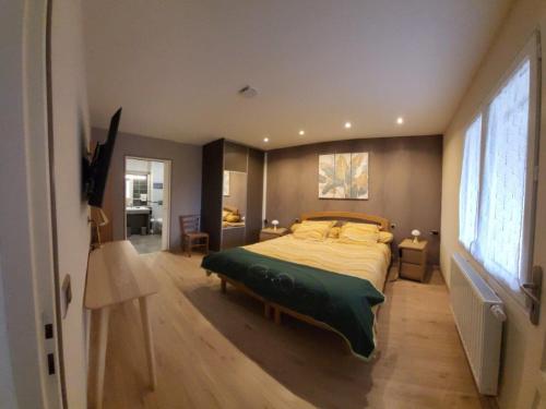 Postel nebo postele na pokoji v ubytování Gîte cosy avec jardin, terrasse et parking entre Châteaux de la Loire et ZooParc de Beauval - FR-1-491-350