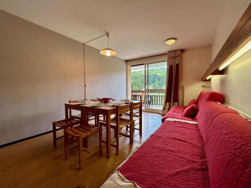 - un salon avec une table à manger et une salle à manger dans l'établissement Appartement pour 8 pers. à 50m des pistes avec Wifi et Parking - FR-1-525-288, à Superdevoluy
