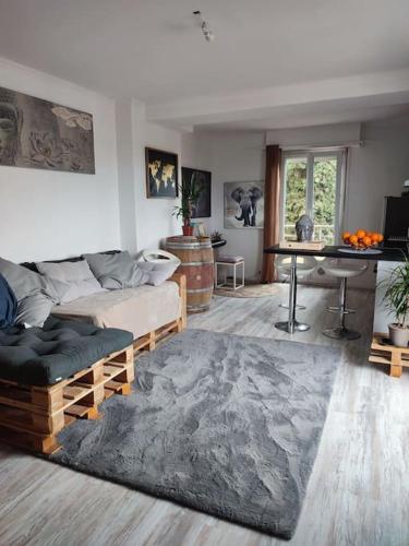 un salon avec un canapé et une table dans l'établissement Appartement dans immeuble de Ville, à Saint-Laurent-du-Var