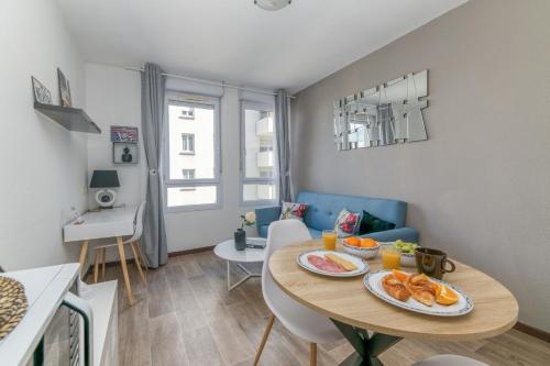 un salon avec une table avec de la nourriture dessus dans l'établissement R'Apparts T2 Le New York, à Grenoble