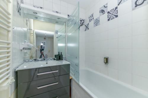 une salle de bain avec un lavabo et une douche dans l'établissement R'Apparts T2 Le New York, à Grenoble