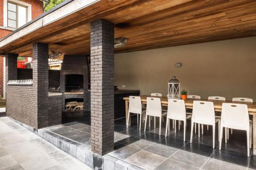 Restoran atau tempat lain untuk makan di Luxueus vakantiehuis in hartje Ronse met 7 slaapkamers & badkamers