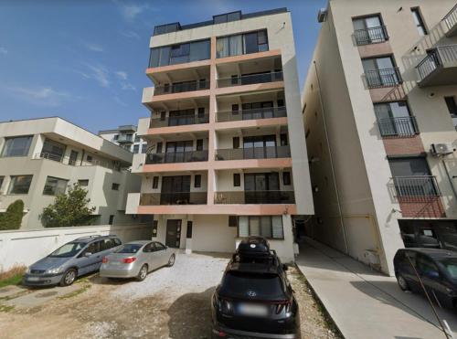 ママイア・ノルドにあるSOF Apartamentの建物の前の駐車場