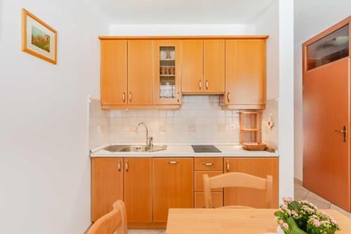 Kuchyň nebo kuchyňský kout v ubytování Apartma Miranda