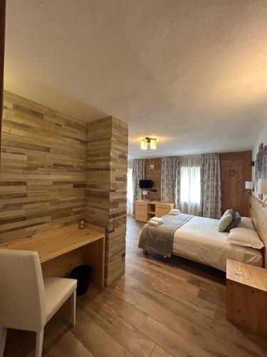 Postel nebo postele na pokoji v ubytování Edelweiss Hotel Champoluc