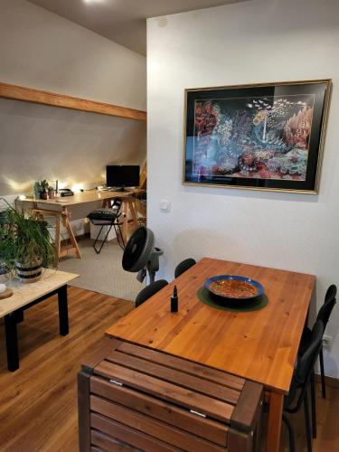 un salon avec une table et un bureau dans l'établissement Charming studio near city center, à Annecy